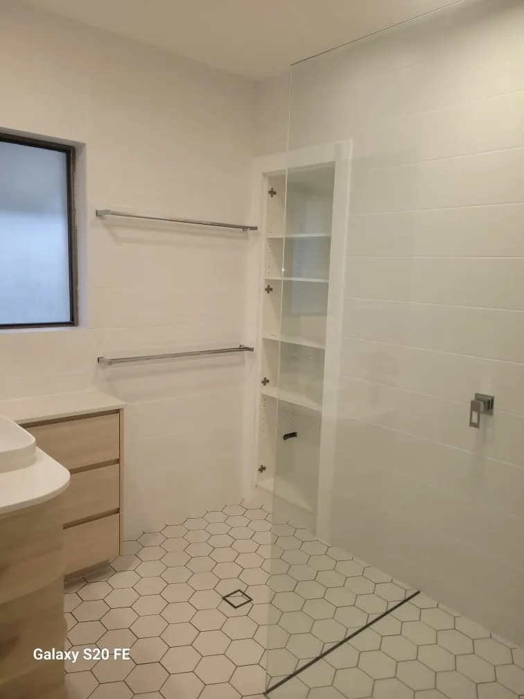 Hex-tile ensuite